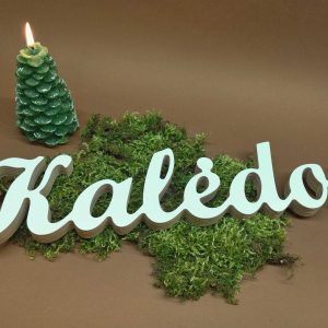 Medinis pastatomas užrašas "Kalėdos"