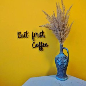 Medinis pakabinamas užrašas "But first coffee"