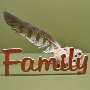 Medinis pastatomas užrašas "Family"