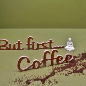 Medinis pastatomas užrašas "But first...Coffee"