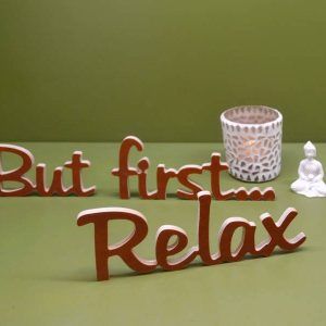 Medinis pastatomas užrašas "But first...Relax"