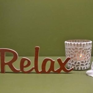 Medinis pastatomas užrašas "Relax"