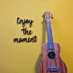 Medinis pakabinamas užrašas "Enjoy the moment"