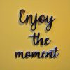 Medinis pakabinamas užrašas "Enjoy the moment" - Image 2