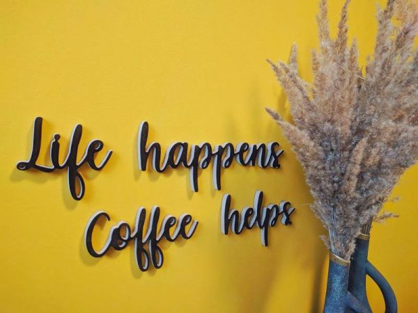 Medinis pakabinamas užrašas "Life happens coffee helps" - Image 2
