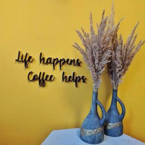 Medinis pakabinamas užrašas "Life happens coffee helps"