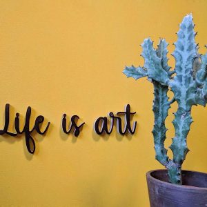 Medinis pakabinamas užrašas "Life is art"