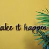 Medinis pakabinamas užrašas "Make it happen"