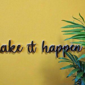 Medinis pakabinamas užrašas "Make it happen"