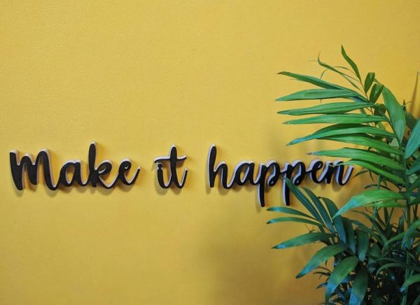 Medinis pakabinamas užrašas "Make it happen"