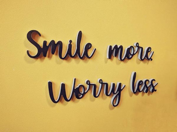 Medinis pakabinamas užrašas "Smile more worry less" - Image 2