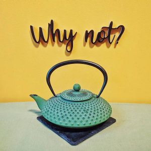 Medinis pakabinamas užrašas "Why not?"