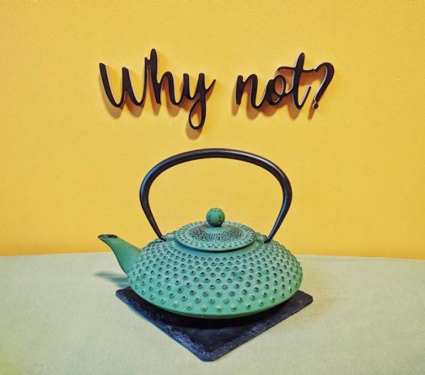 Medinis pakabinamas užrašas "Why not?"