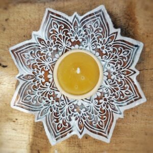 Medinė žvakidė “Mandala” su bičių vaško žvakele