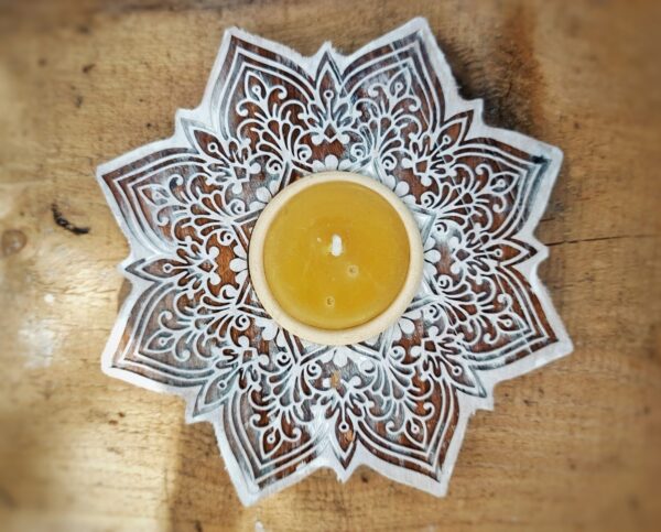 Medinė žvakidė “Mandala” su bičių vaško žvakele